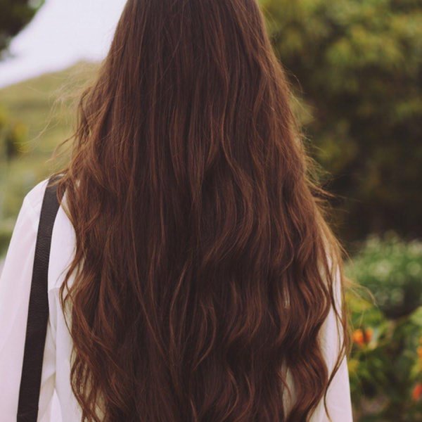 С девушками со спины с темными волосами