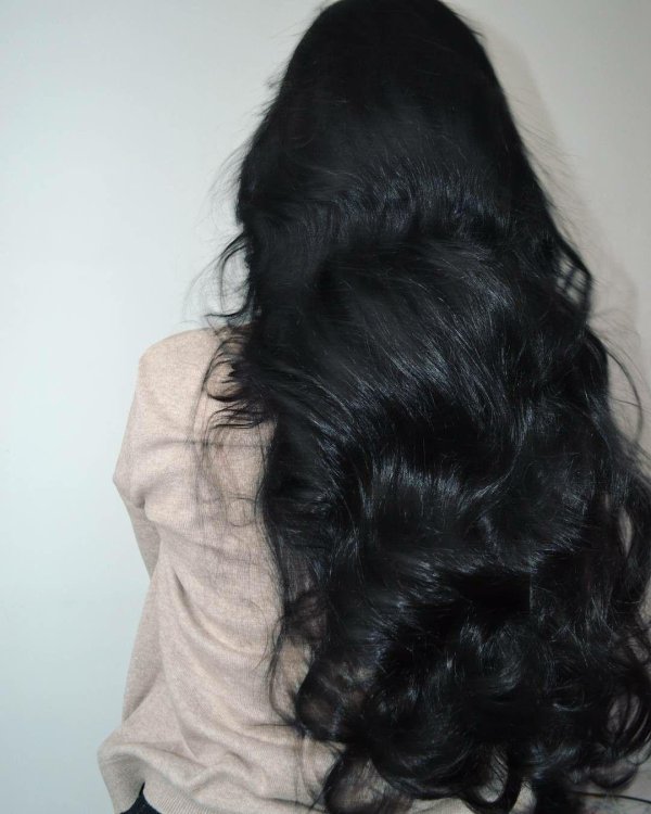 С девушками со спины с темными волосами