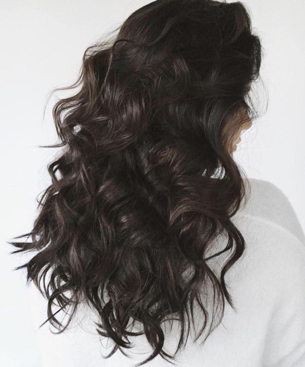 С девушками со спины с темными волосами