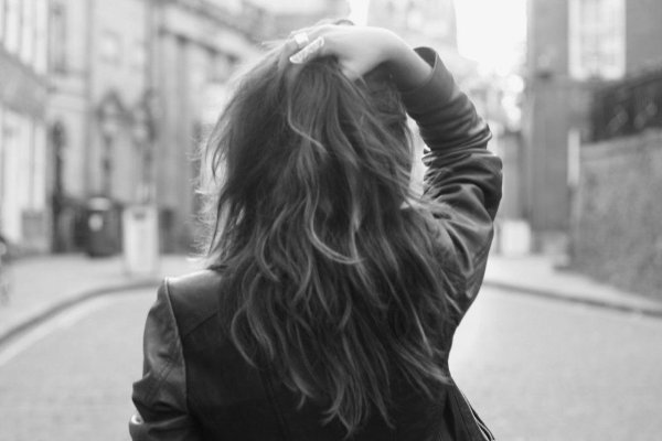 С девушками со спины с темными волосами