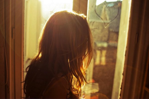 С девушками со спины с темными волосами