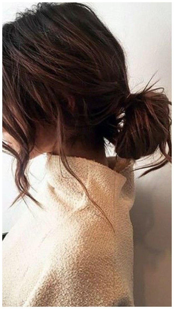 С девушками со спины с темными волосами