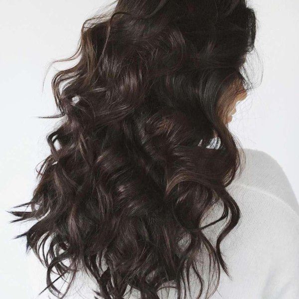 С девушками со спины с темными волосами