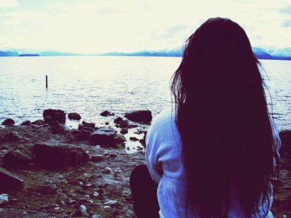 С девушками со спины с темными волосами