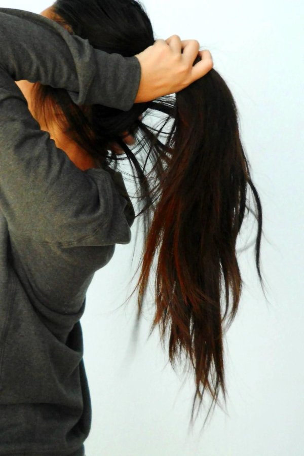 С девушками со спины с темными волосами