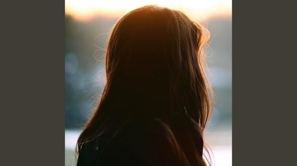 С девушками со спины с темными волосами