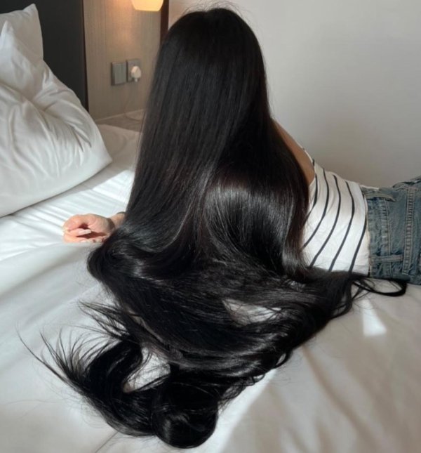 С девушками со спины с темными волосами