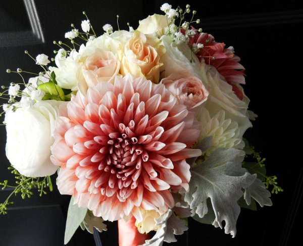 георгины в свадебном букете