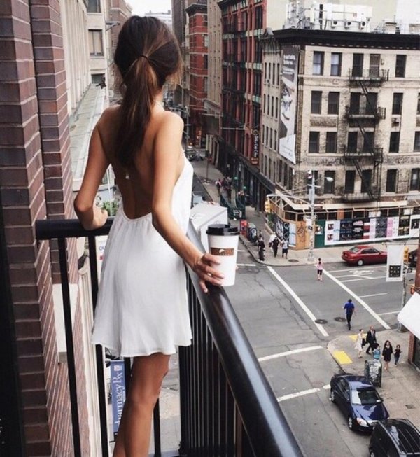 девушка стоит