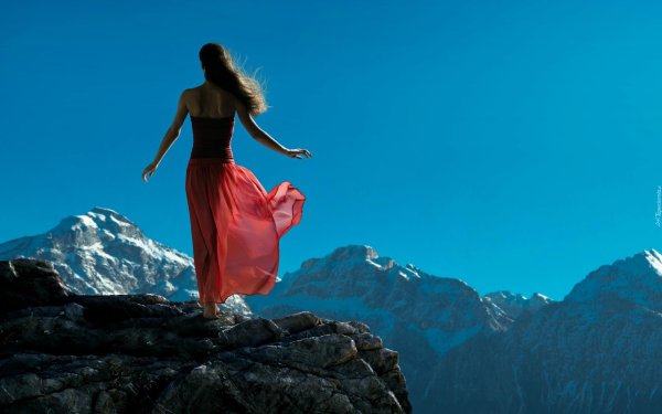 девушка стоит