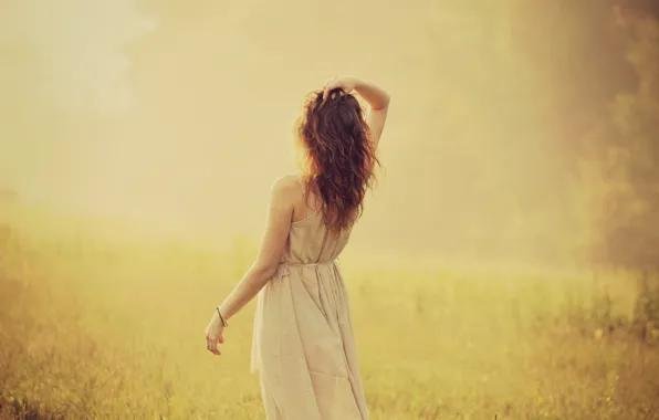 девушка стоит