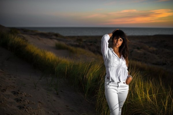 девушка стоит