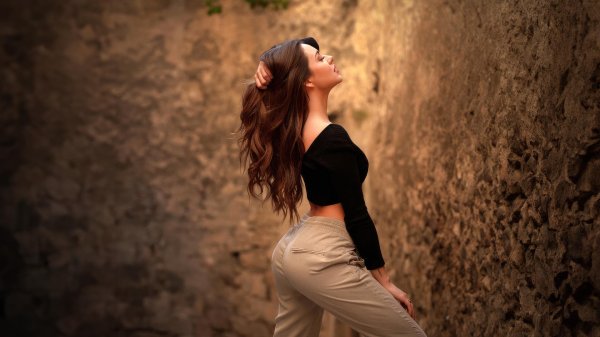 девушка стоит