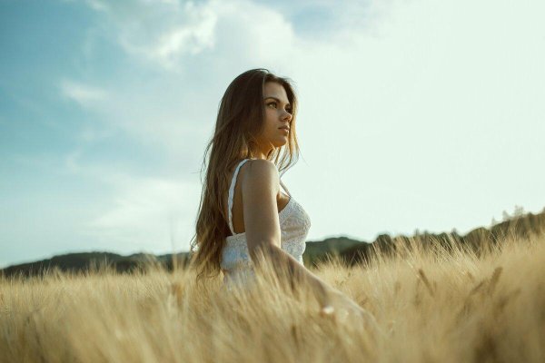 девушка стоит