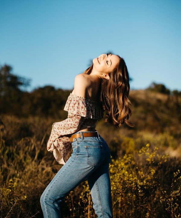 девушка стоит