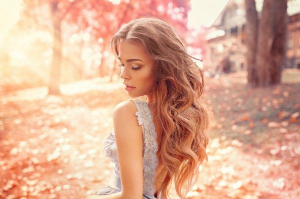 девушка стоит