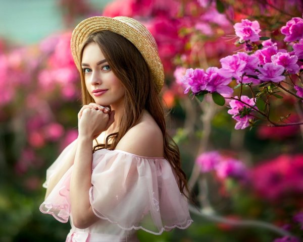 девушка стоит