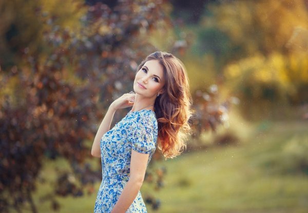 девушка стоит