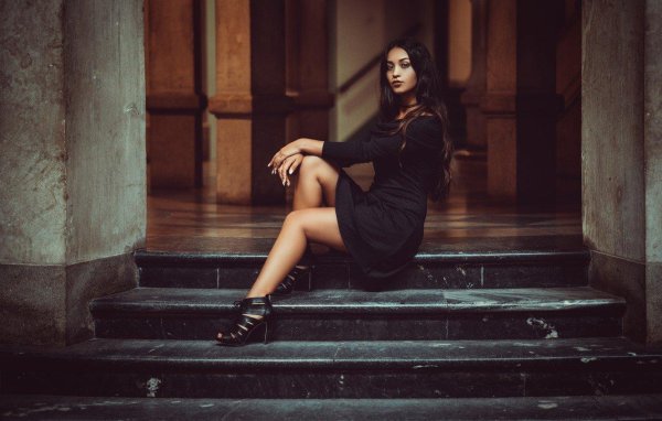 девушка стоит