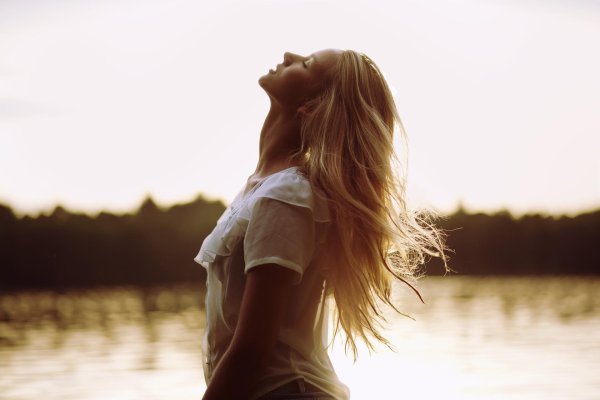 девушка стоит