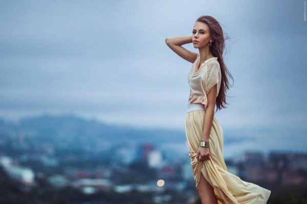 девушка стоит