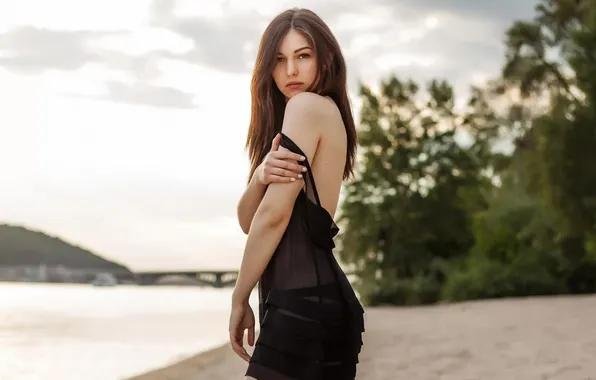 девушка стоит