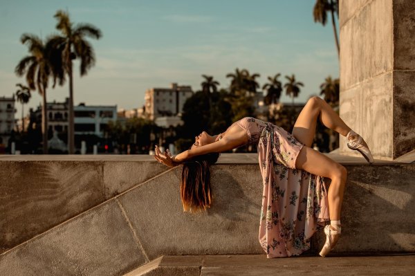 девушка стоит