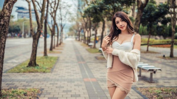 девушка стоит