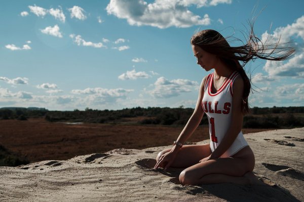 девушка стоит