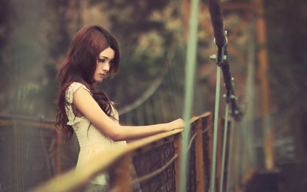 девушка стоит