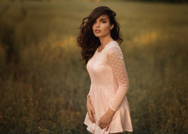 девушка стоит