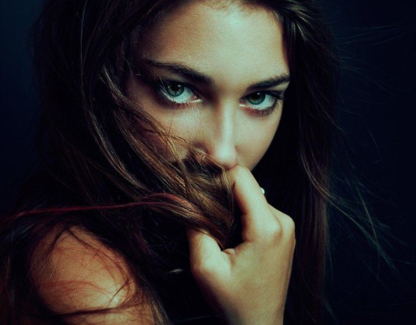 Девушка сильная