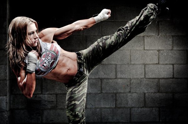 Девушка сильная