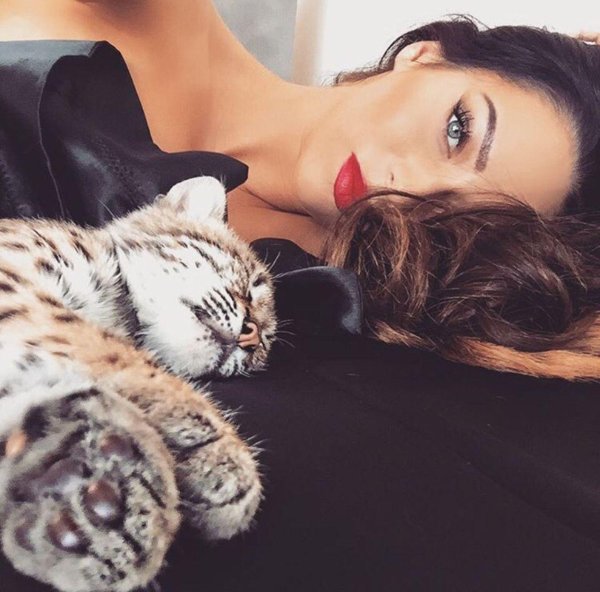 Девушка сильная