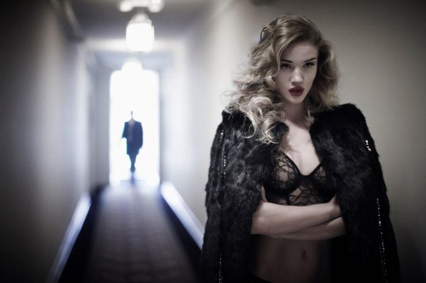 Девушка сильная