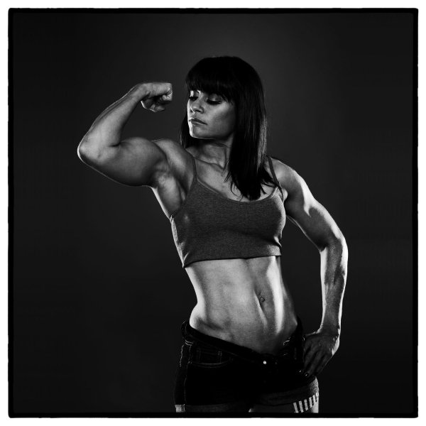 Девушка сильная