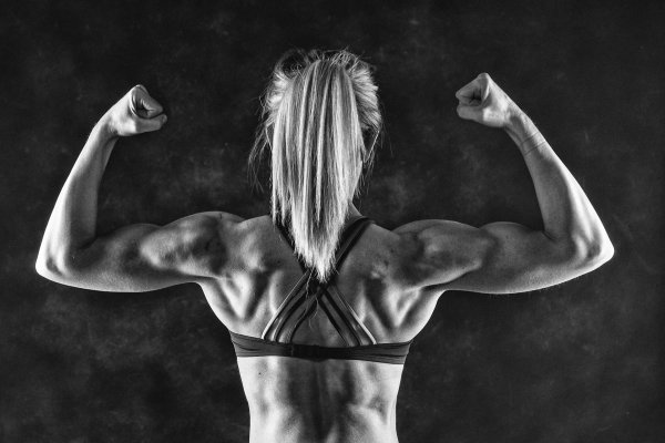 Девушка сильная