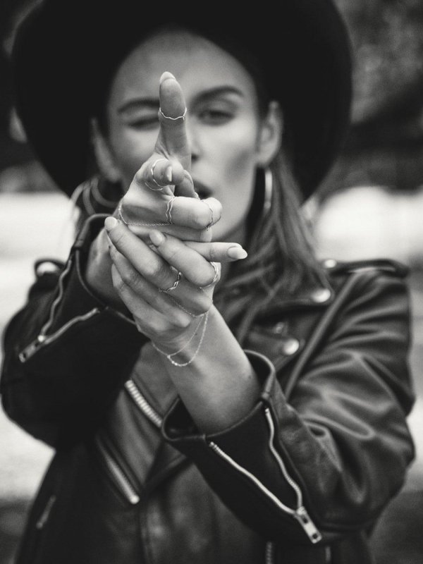 Девушка сильная