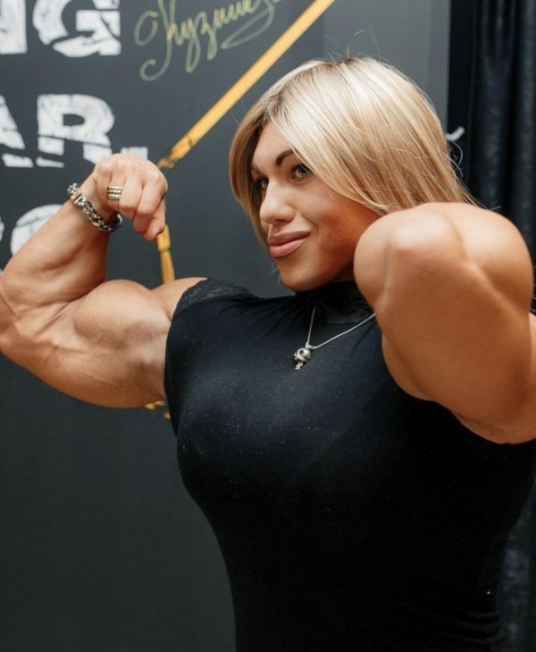 Девушка сильная