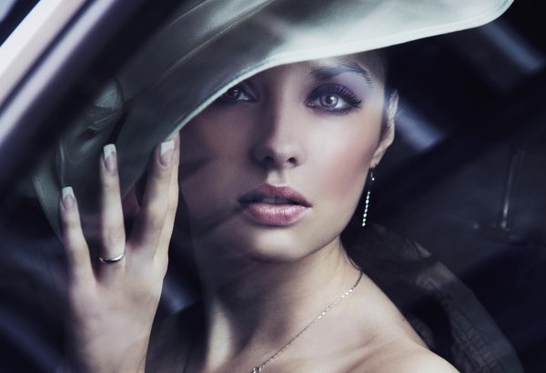 Девушка сильная