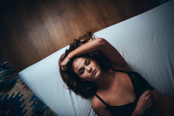 Постель девушка