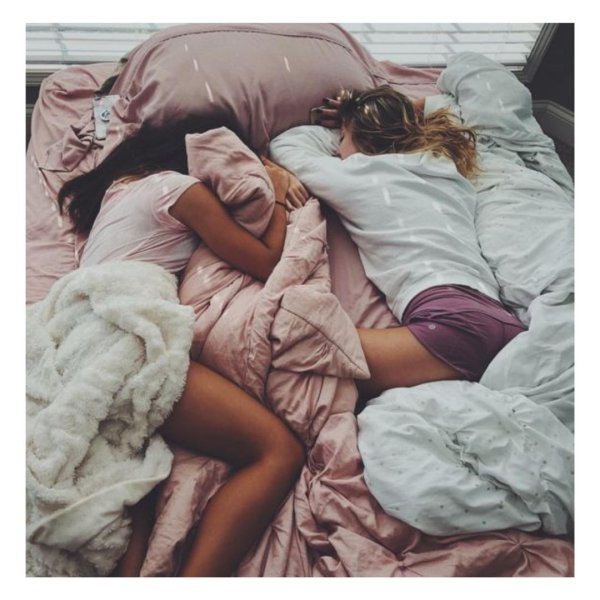 Постель девушка