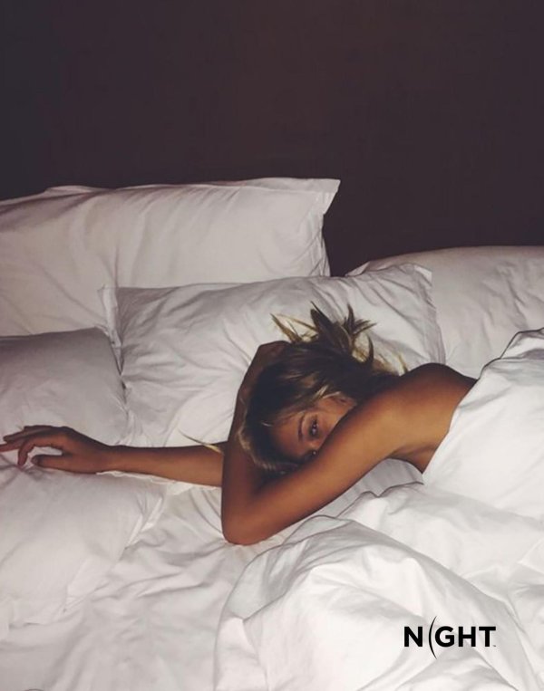 Постель девушка