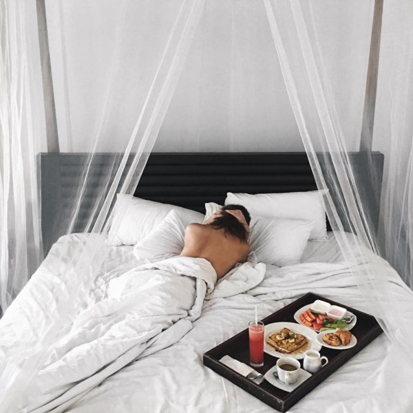 Постель девушка