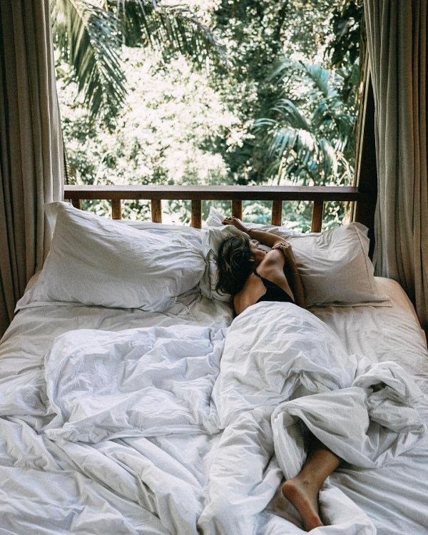 Постель девушка