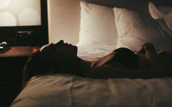 Постель девушка