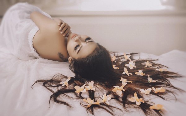 Постель девушка