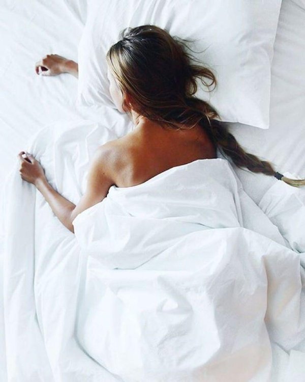 Постель девушка