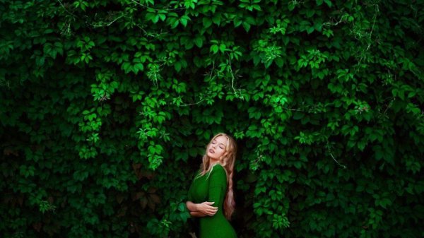 Зеленая девушка