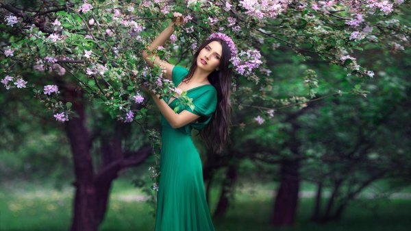 Зеленая девушка